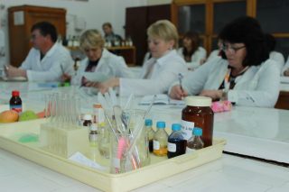 Хімічні експерименти, дослідження рослин під мікроскопом та створення моделей молекул – для вчителів Донеччини провели інтенсив на базі МДПУ Хімічні експерименти, дослідження рослин під мікроскопом та створення моделей молекул – для вчителів Донеччини провели інтенсив на базі МДПУ