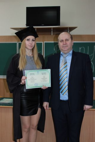 Усмішки та святкові мантії: випускникам хіміко-біологічного факультету вручили дипломи Усмішки та святкові мантії: випускникам хіміко-біологічного факультету вручили дипломи